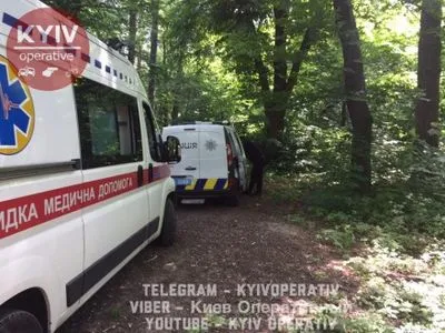 Повішеного чоловіка знайшли в київському парку