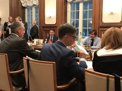 Переговоры в "нормандском формате" начались в Берлине - посол