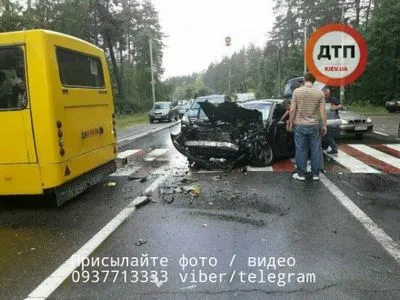 Автомобіль протаранив маршрутку в Києві, 10 постраждалих