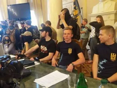 Активісти зірвали сесію облради у Львові