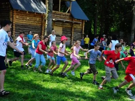 В Киеве начали работу 140 летних языковых лагерей