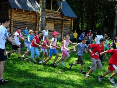 В Киеве начали работу 140 летних языковых лагерей