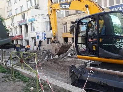 "Киевэнерго" начало ремонтные работы после прорыва трубы в Голосеевском районе