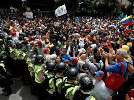 Почти 250 человек ранено за день протестов в Венесуэле