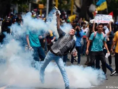 За один день протестов в Венесуэле ранены почти 250 человек