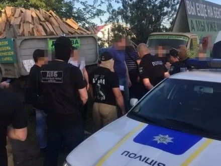 Инспекторов ДПС Одесской области задержали на взятке в 600 долл. США