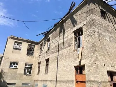 В Красногоровке до сих пор восстанавливают школу после воскресных обстрелов