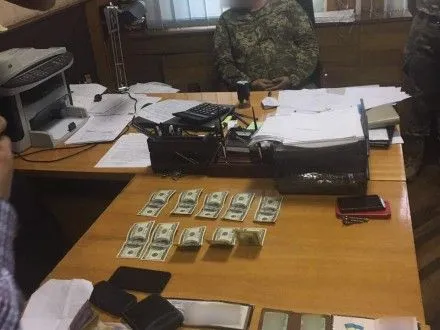 Військового комісара на Харківщині затримали на хабарі в 1 тис. дол.