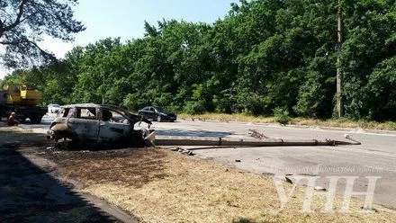 Машина сгорела после столкновения со столбом на Хортице