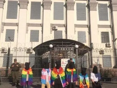 Правозахисники у Києві влаштували акцію біля посольства РФ через переслідування геїв у Чечні