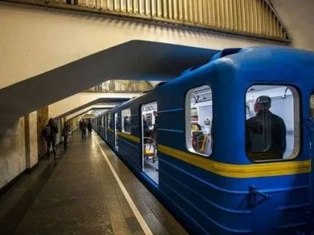 v-kiyivskomu-metro-travmuvalisya-dvoye-ditey-z-pochatku-litnikh-kanikul