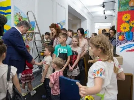П.Порошенко: на выставке в АП есть рисунки детей из Донбасса