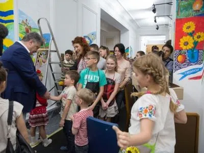 Президент пообещал детям, что сделает все для возвращения Донбасса