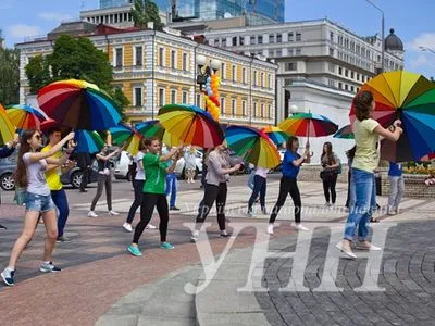 Цветные зонтики, шарики и фотовыставка - в Киеве отметили День защиты детей