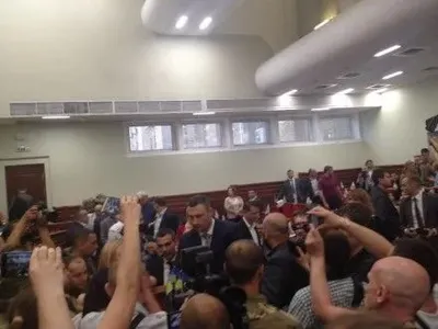 Добровольцы ворвались в зал заседания Киевсовета