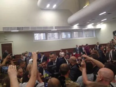 Добровольці увірвалися до зали засідання Київради