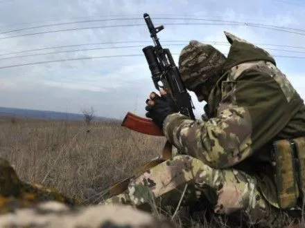 Двох українських військових поранено минулої доби на Донбасі