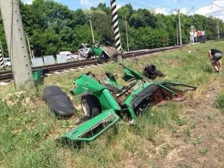 Поезд столкнулся с авто в Черниговской области, есть погибший