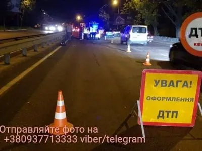 Смертельное ДТП в Киеве: пешеход спрыгнул с отбойника под колеса такси