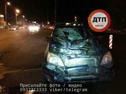 В Киеве пешеход бросился под колеса авто