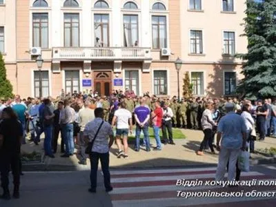 Газовые баллончики и нож изъяли у митингующих возле Тернопольского горсовета