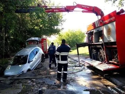 Автомобиль провалился под асфальт из-за прорыва трубы в Киеве