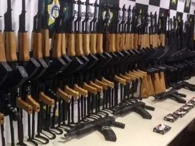 В аэропорту Рио-де-Жанейро полиция конфисковала 60 автоматов