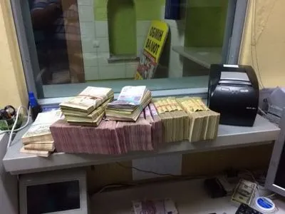 Чиновника ДФС поймали на 2 тыс. долл взятки в Николаевской области