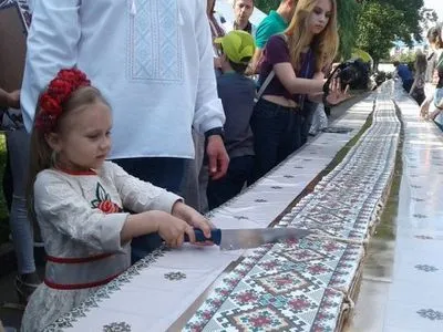 В Тернополе изготовили самый длинный торт-вышиванку в Украине