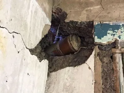 В Авдіївці знешкодили снаряд, який застряг у стіні житлового будинку
