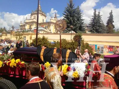 Скорбное шествие во Львове: гроб с телом Л.Гузара вынесли с площади возле собора св. Юра под аплодисменты