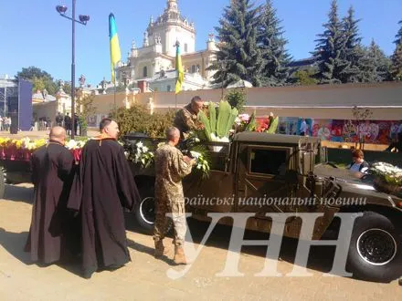 Гроб с телом Л.Гузара во время траурного шествия Львовом повезет военный Hummer