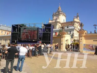 Последний день прощания с Л.Гузаром во Львове: на площади у собора св. Юра собрались тысячи верующих
