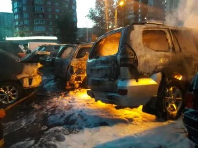 Частная стоянка загорелась в Киеве, повреждены несколько авто