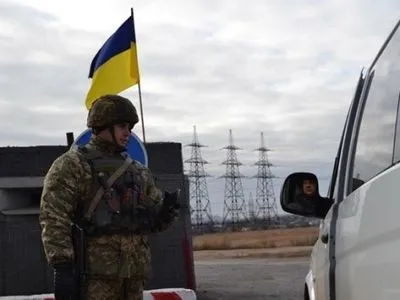 Более 460 авто собрались в очередях на КПВВ на Донбассе