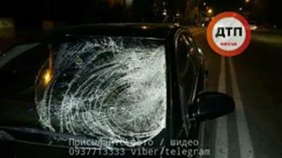В Киеве пьяный бездомный бросился под колеса авто