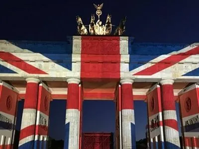 Бранденбурзькі ворота в Берліні підсвітили в кольори британського прапора