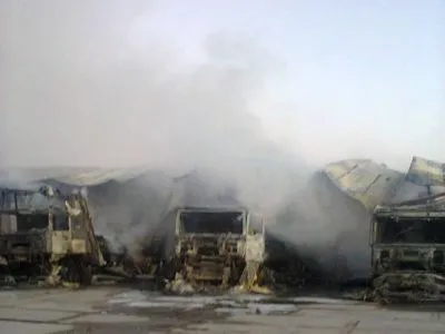 На Херсонщині згоріли три вантажівки і будівля