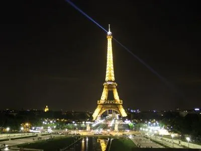 Эйфелева башня погасит огни в память о погибших в Лондоне