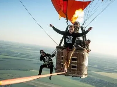 Украинец прошел по стропе между воздушными шарами на высоте более 600 метров