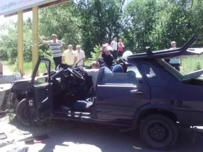 Бойцы ГСЧС в Запорожье спасли водителя из поврежденного в результате ДТП автомобиля