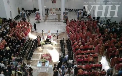 Тысячи людей пришли в Патриарший собор попрощаться с Л.Гузаром