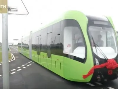 Китайские инженеры тестируют безрельсовое электротрамвай