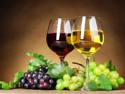 У людей, которые пьют вино, смертность на 34% ниже, чем у тех, кто употребляет другие спиртные напитки - исследование
