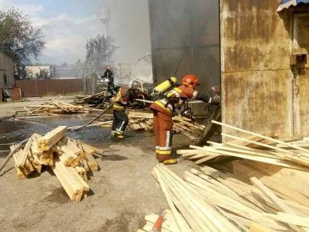 Пожар на бывшей овощной базе в г. Бровары ликвидирован