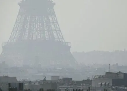 Парижанка поскаржилась на владу Франції через брудне повітря
