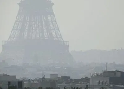 Парижанка поскаржилась на владу Франції через брудне повітря