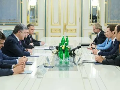 П.Порошенко призвал С.Курца реагировать на нарушение прав украинцев на оккупированных территориях