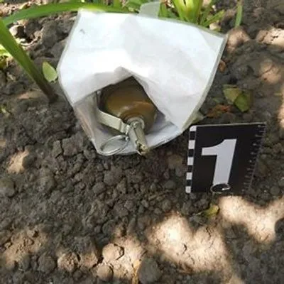 Поблизу житлового будинку на Троєщині двірниця знайшла гранату