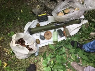 СБУ виявила дві схованки зі зброєю на Донеччині